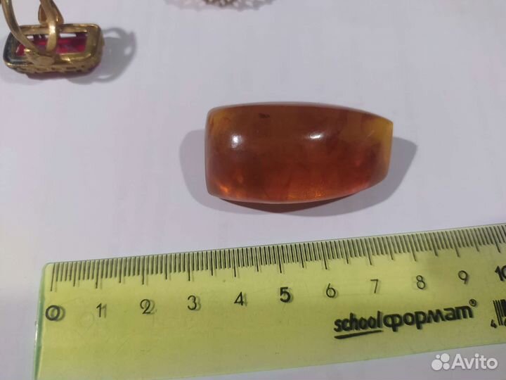 Янтарная брошь