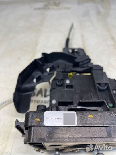 Замок двери передний правый Mercedes-Benz C180