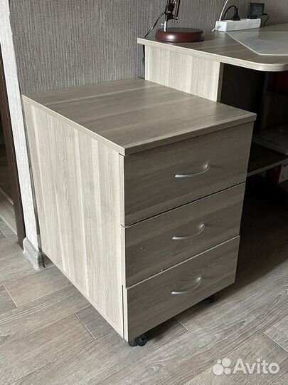 Угловой письменный стол