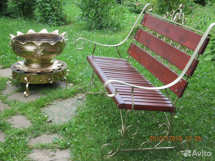 Дачная скамейка с вазоном