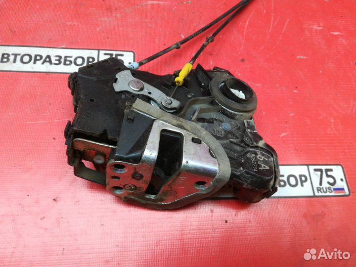 Замок двери передний правый Toyota Corolla Axio