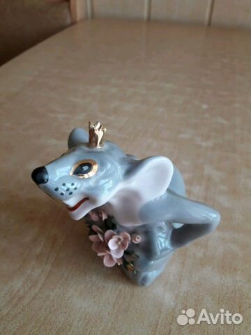 Статуэтка из фарфора