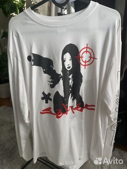 Белый лонгслив оверсайз