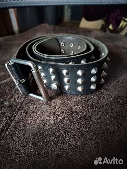 Мужской кожаный ремень с шипами