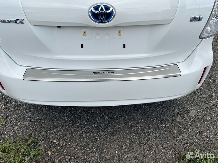 Toyota Prius Alpha накладка на бампер