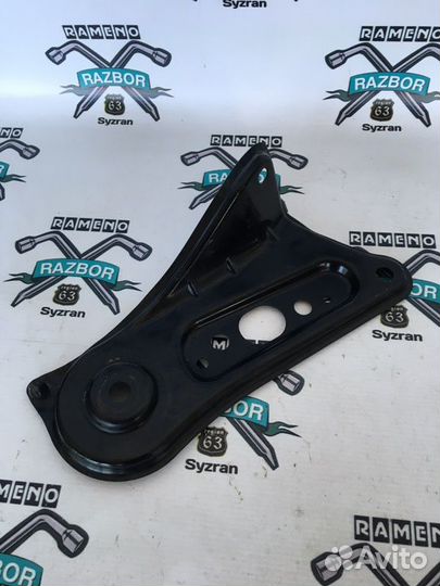 Крепление балки подвески переднее левое Toyota