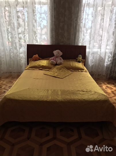 Кровать двухспальная с матрасом и прикроватные тум