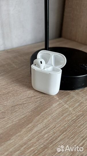 Левый наушник airpods (1 поколения) с кейсом