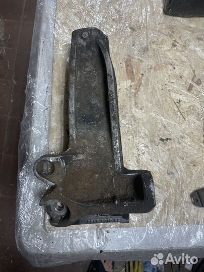 Кронштейн двигателя правый Ford Transit 91-00 2.5