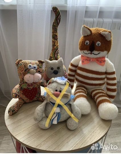 Вязаные игрушки ручной работы коты
