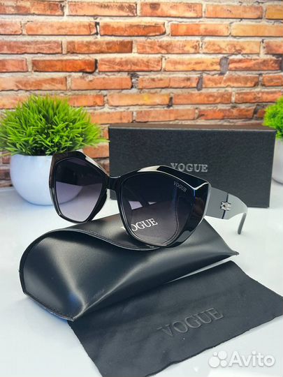 Солнцезащитные очки Vogue