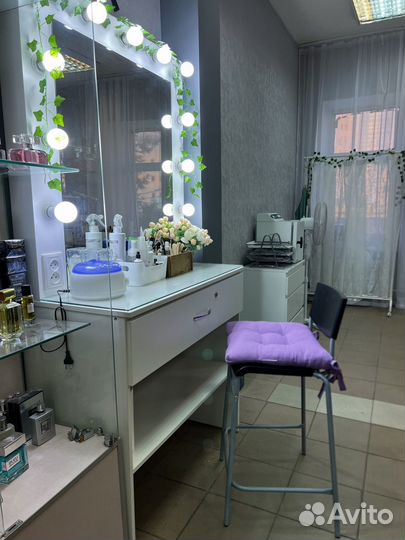 Гримёрное зеркало со столешницей