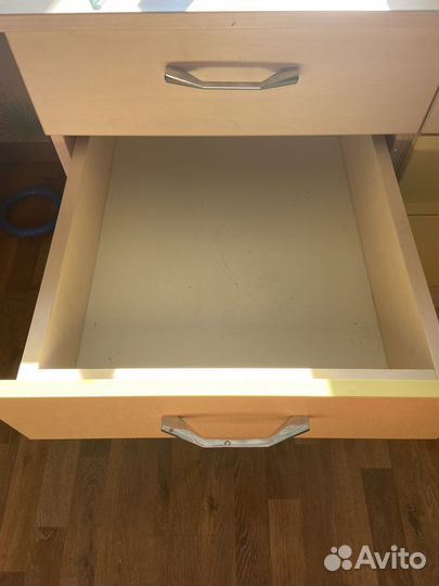 Детская мебель бу: столы и книжные шкафы