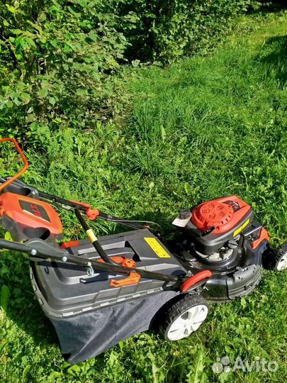 Газонокосилка бензиновая самоходная