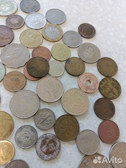 100 монет разных стран