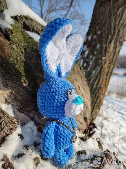 Плюшевый заяц вязаный