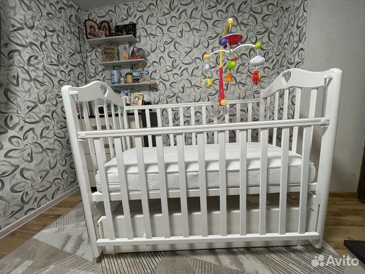 Детская кровать для новорожденных с маятником