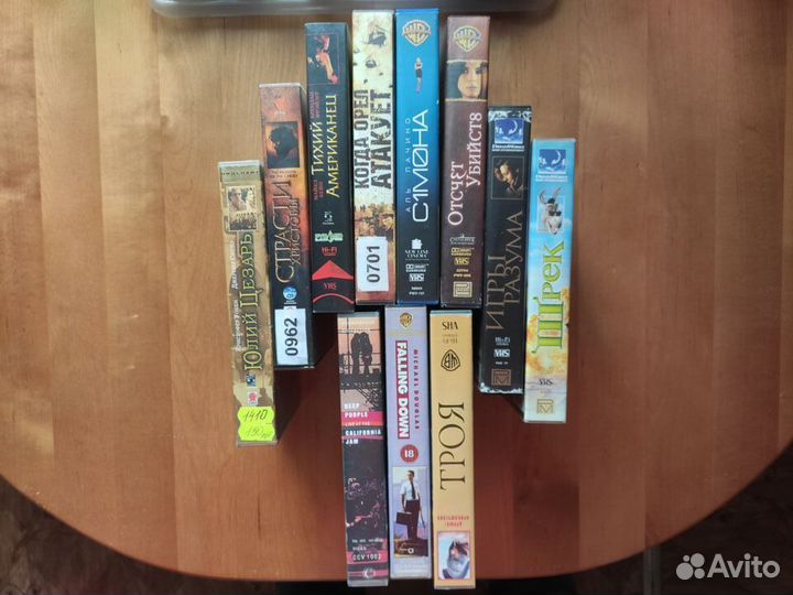 Видеокассеты VHS в пластиковых боксах, 11 штук