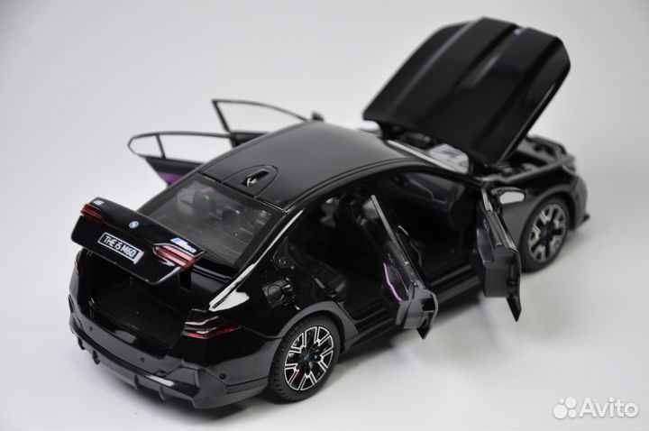 Модель авто BMW i5 M60 xDrive (G60) 1:24 металл