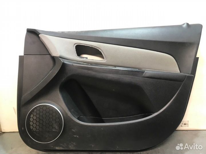 Обшивка двери передняя правая Chevrolet Cruze