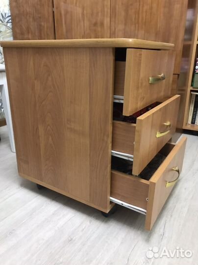 Полка настенная 2 шт тумба выкатная 1 шт