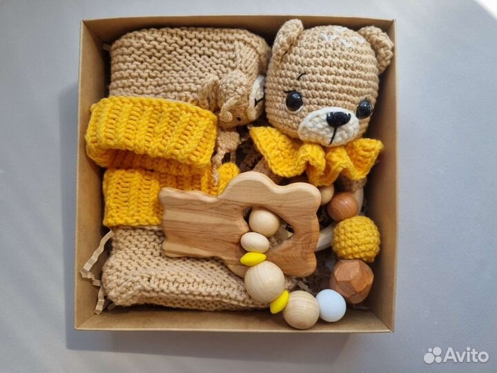 Набор на выписку Погремушка Пинетки