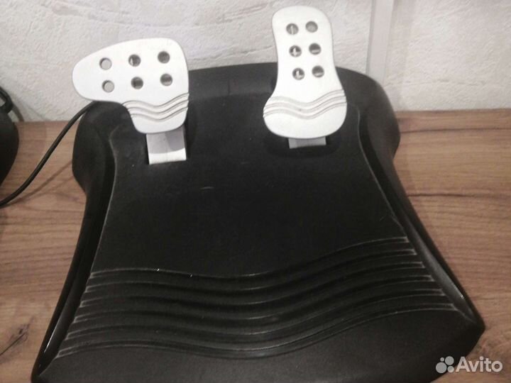 Игровой руль с педалями
