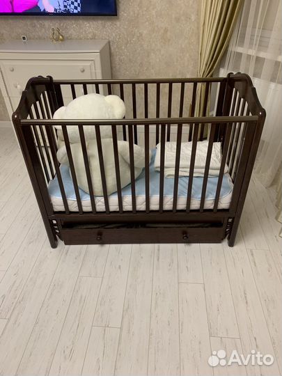 Детская кроватка с маятником