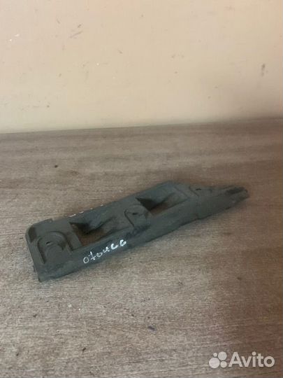 Кронштейн переднего бампера golf V