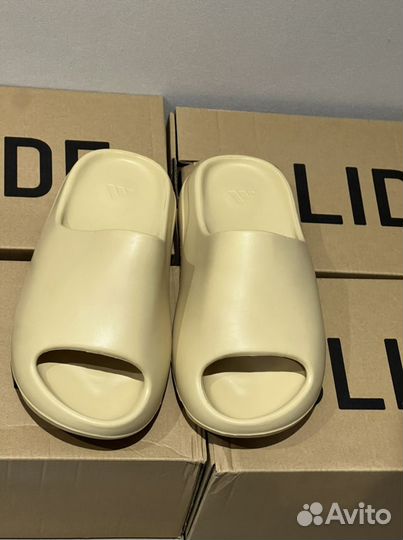 Тапочки Adidas Yeezy Slide бежевого цвета 37-41