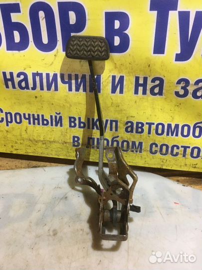 Педаль тормоза Toyota Yaris