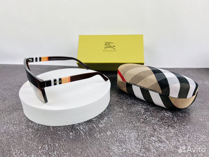 Солнцезащитные очки Burberry
