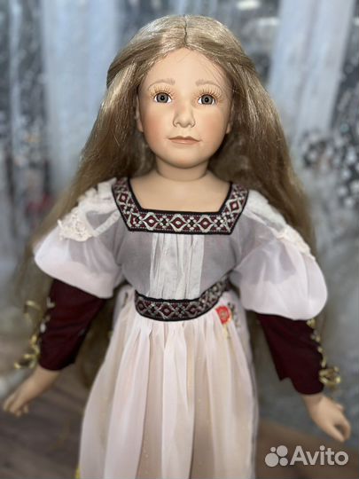 Коллекционная фарфоровая кукла