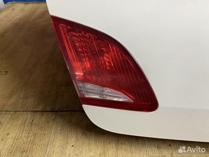 Фонарь задний левый в крышку багажника Пежо 408