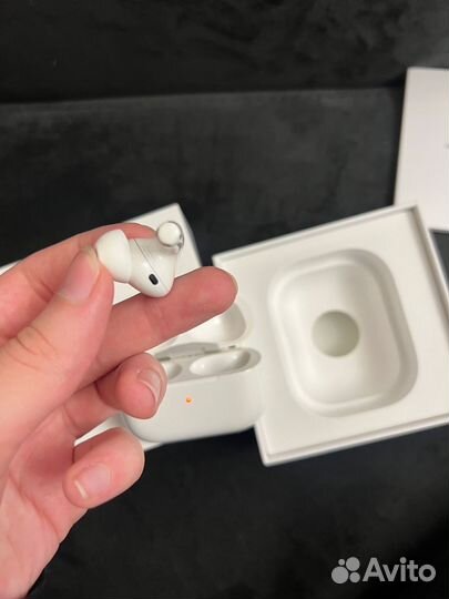 Airpods pro оригинал кейс и один наушник