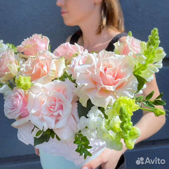 Цветы в коробке: французская роза и львиный зев