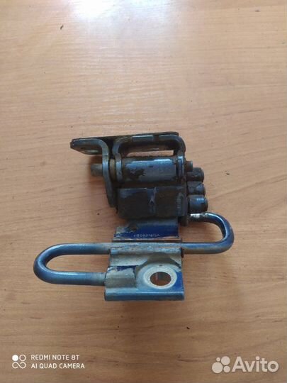 Петля двери передняя левая Volkswagen Passat B5