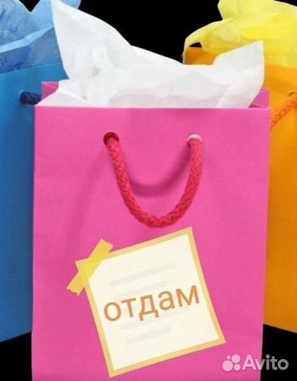 Несколько пакетов детских вещей и игрушек