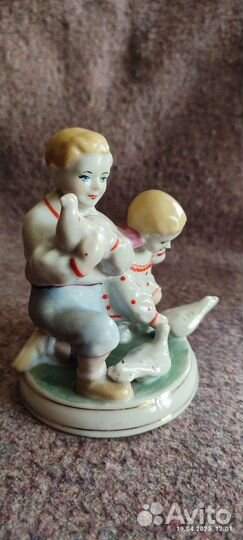 Статуэтка Дети кормят голубей. зхк Полонное