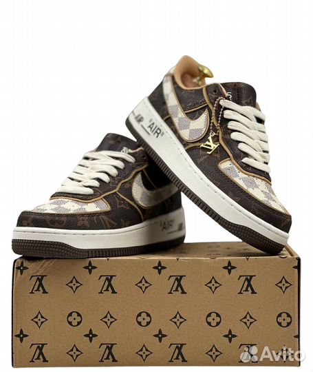 Кроссовки женские