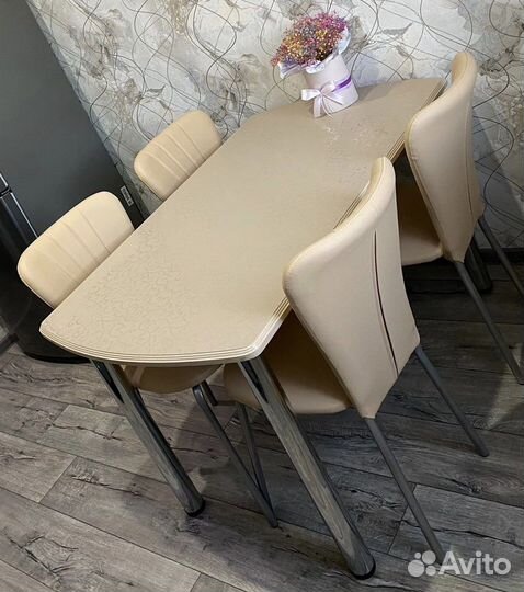 Стол и стулья