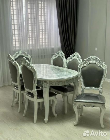 Стол и стулья