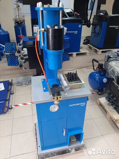 Клепальный станок для тормозных колодок