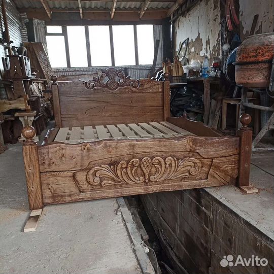 Кровать из массива дерева