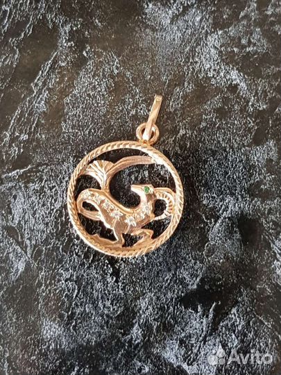 Золотой кулон