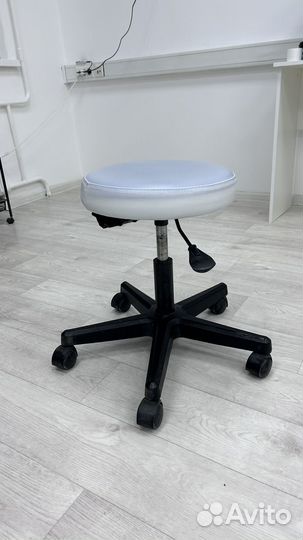 Стул для мастера педикюра, маникюра лешмейкера