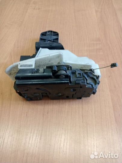 Замок двери задний левый Volkswagen Passat B5