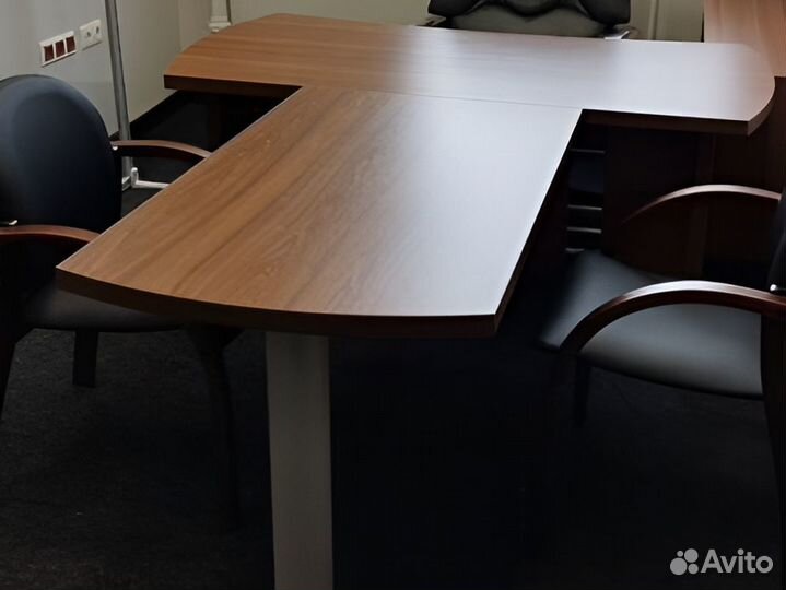 Стол руководителя с брифингом