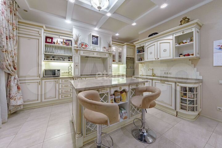 3-к. квартира, 208,2 м², 1/9 эт.