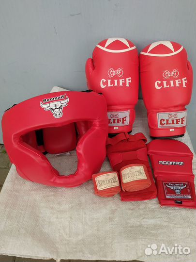 Шлем и боксёрские перчатки